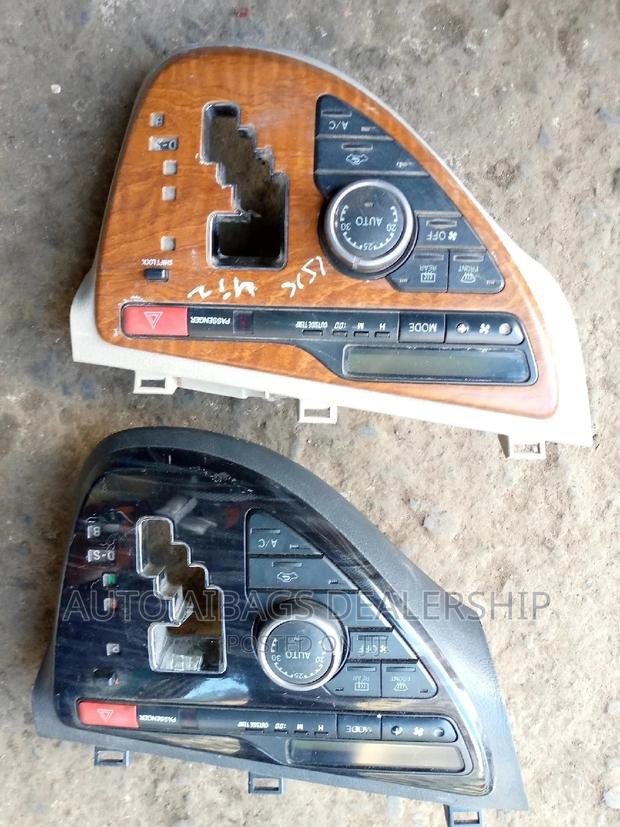 Toyota Isis a/C Controls. - main view