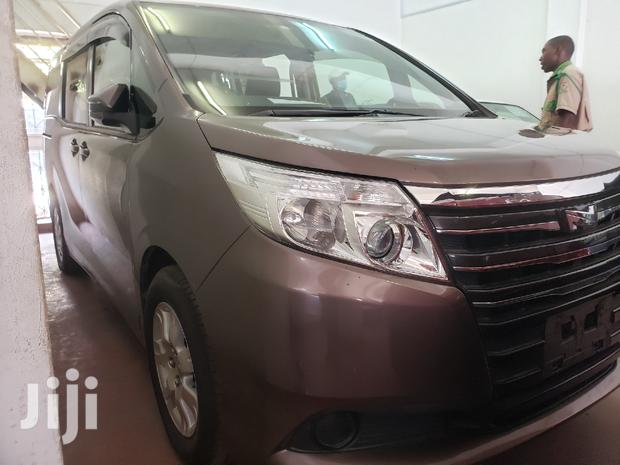Toyota Noah 2015 Gold - main view