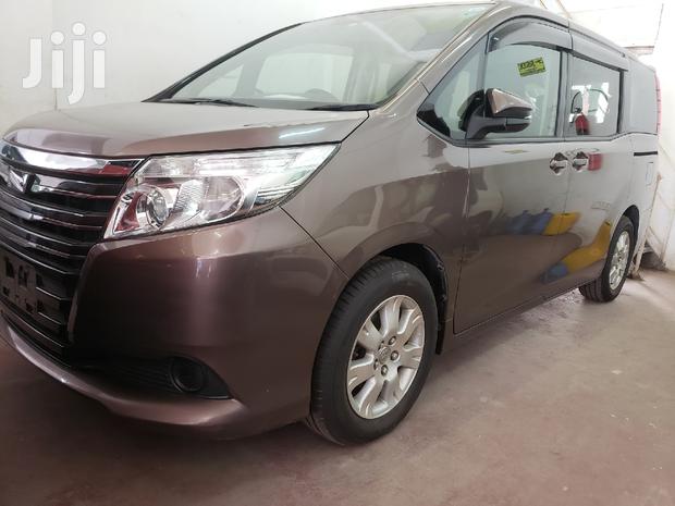 Toyota Noah 2015 Gold - thumbnail 2