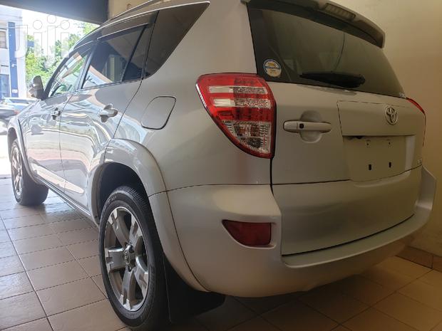 Toyota RAV4 2013 Silver - thumbnail 2