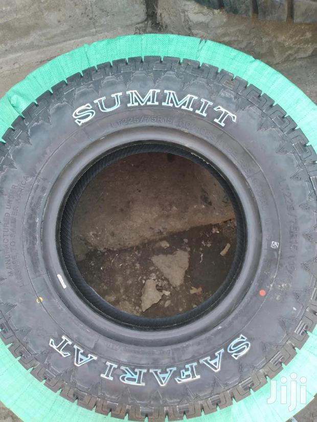 Summit Tires Sizes 225/75r15 A/T for Pick-Ups