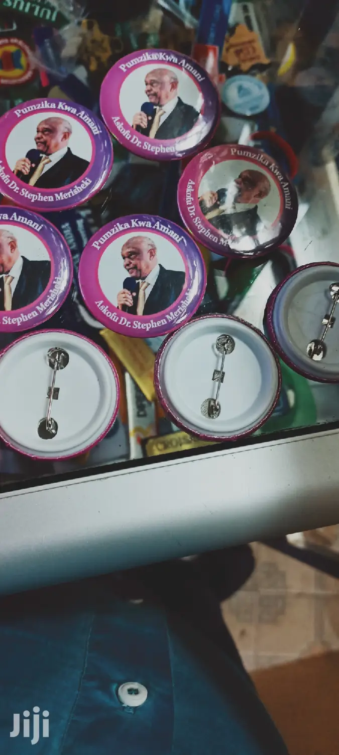 Button Badges With Pin