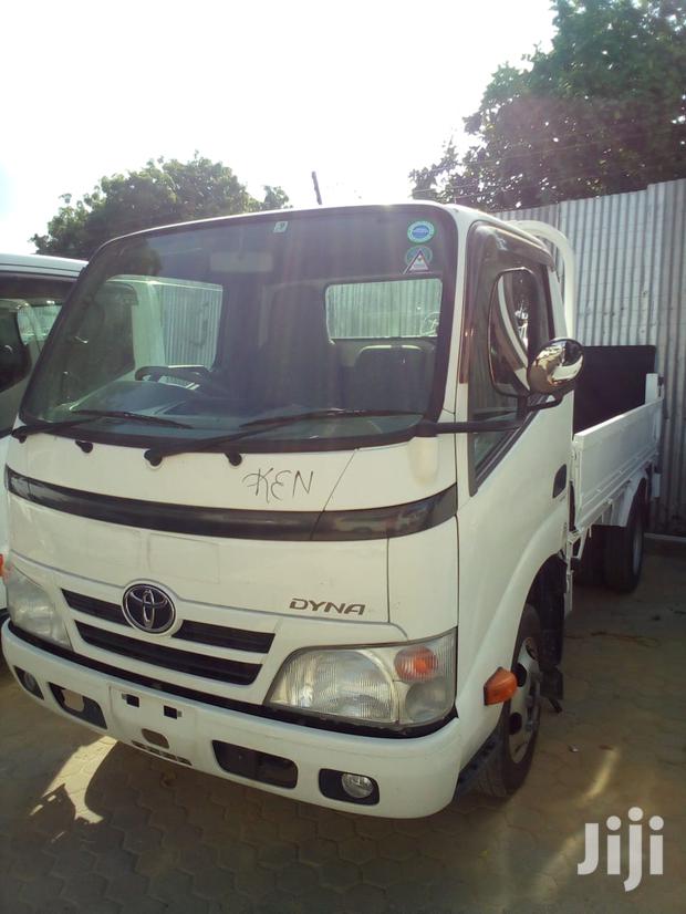 Toyota Dyna 2013 White - thumbnail 2
