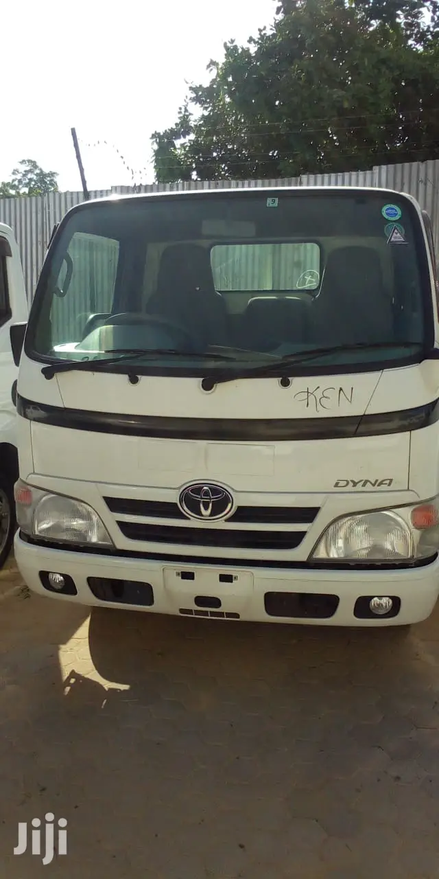 Toyota Dyna 2013 White