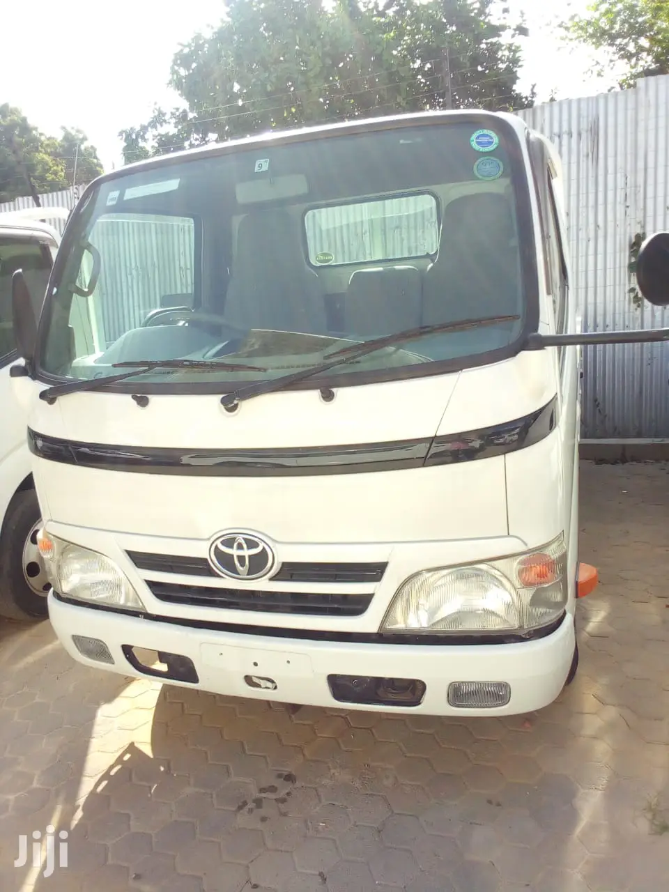 Toyota Dyna 2013 White