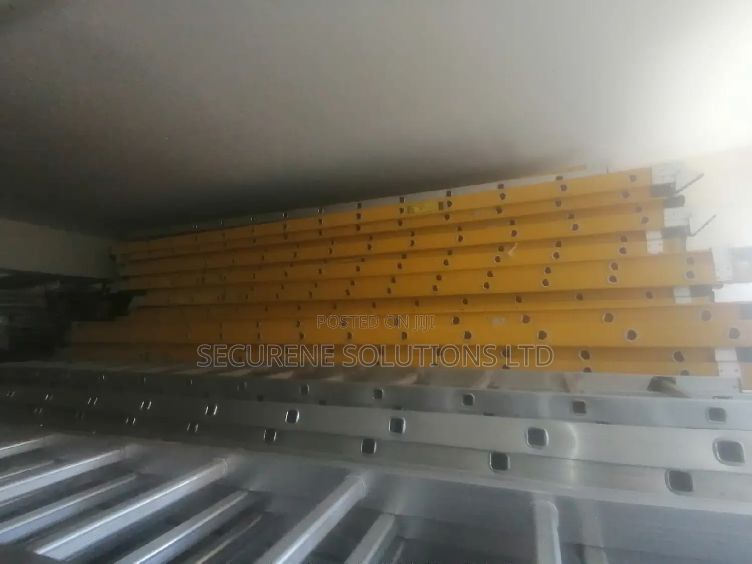 28 Ft Fiberglass Ladder (8.4 Meter)