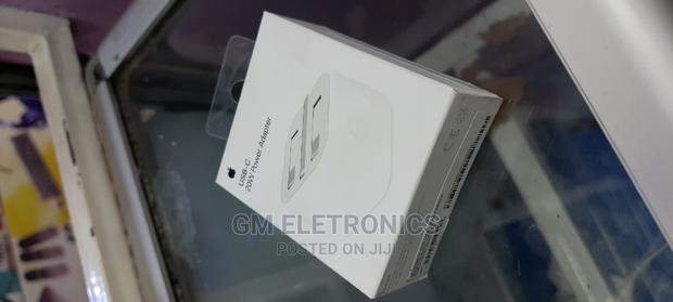 USB-C 20 W Power Adapter . - main view