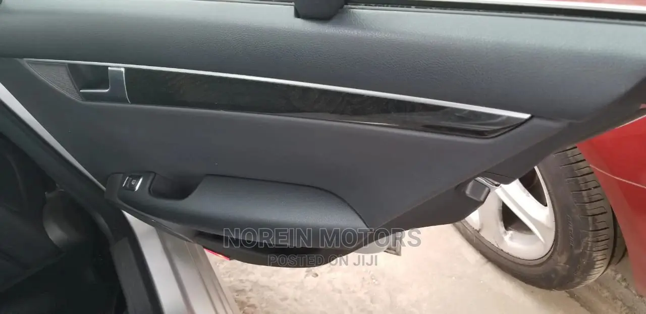 Mercedes-Benz C180 2014 Silver