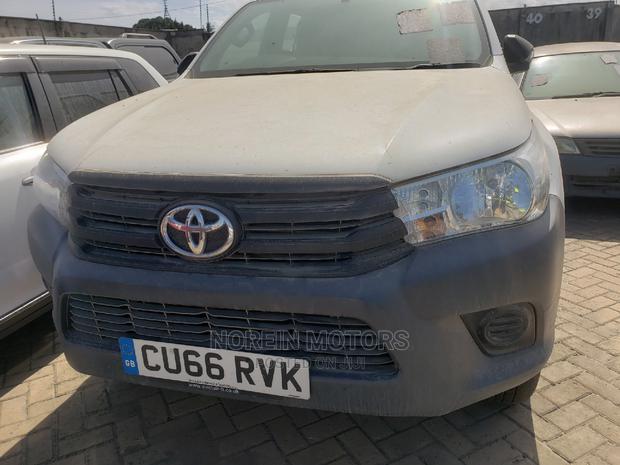 Toyota Hilux 2016 White - thumbnail 2