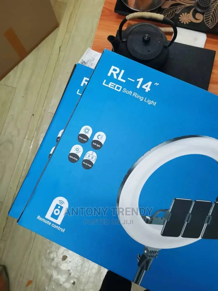 Ringlight Rl-14 Has Three Holders a Remote Tripod 2.1m