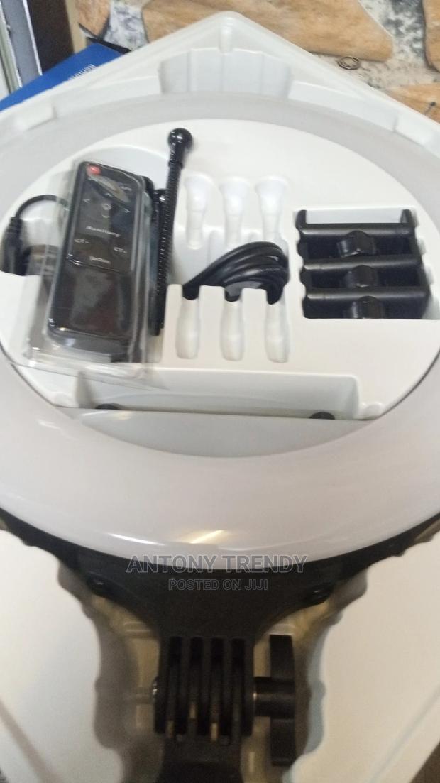 Ringlight Rl-14 Has Three Holders A Remote Tripod 2.1m - thumbnail 3