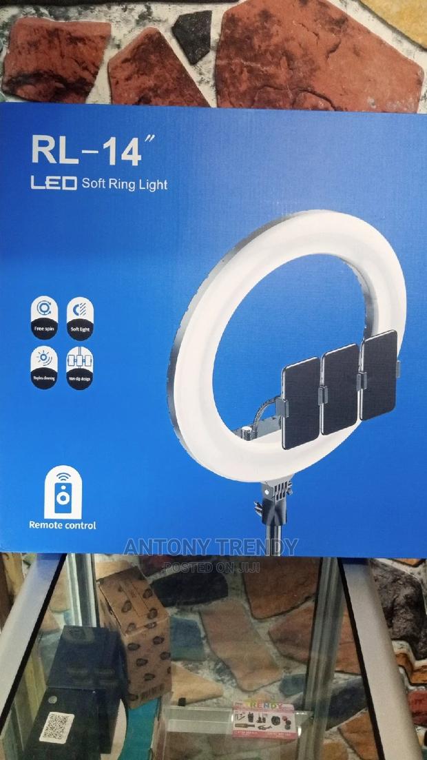 Ringlight Rl-14 Has Three Holders A Remote Tripod 2.1m - thumbnail 6