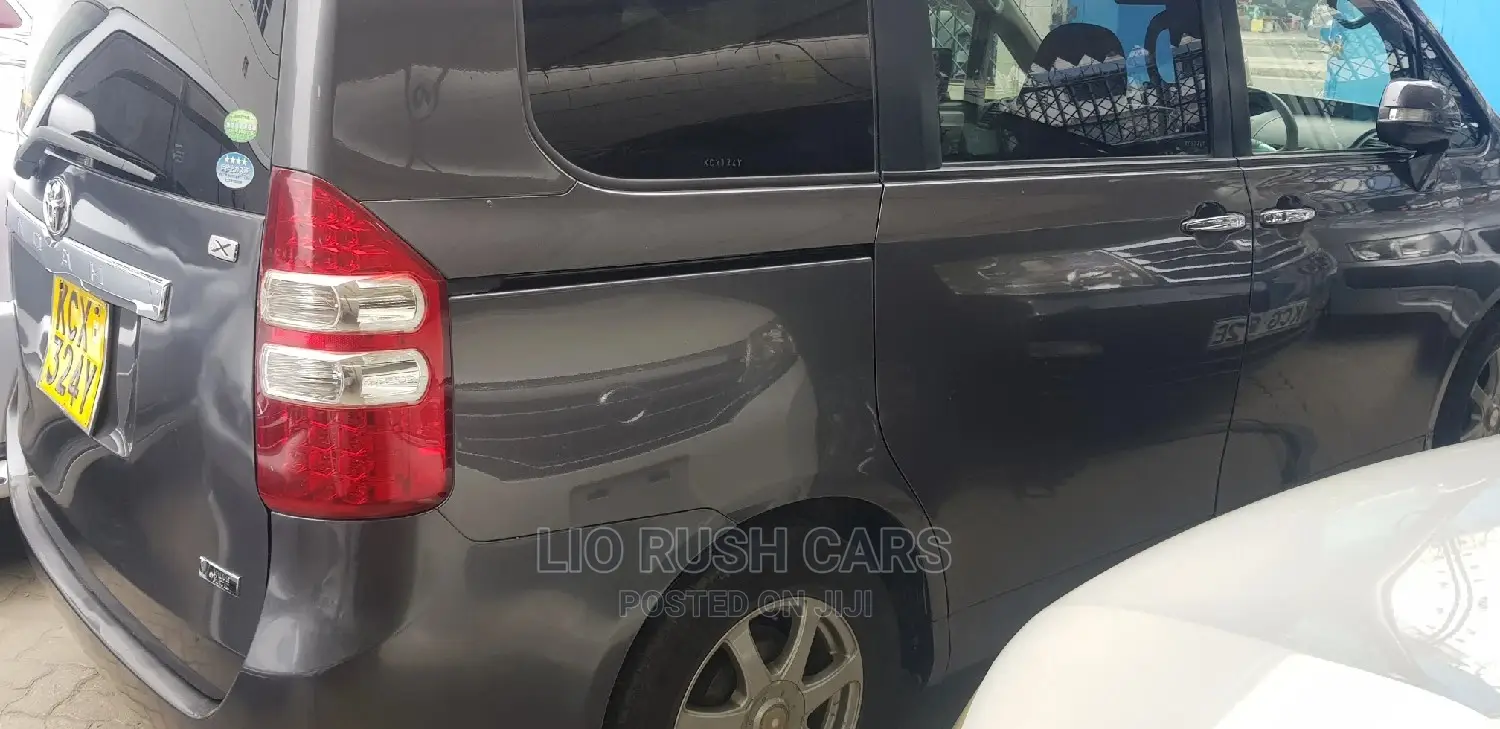 Toyota Noah 2012 Gray