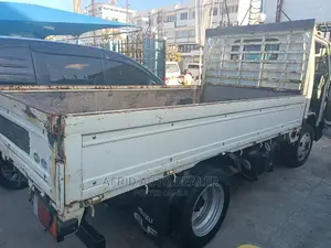 Isuzu ELF Truck 2017 White