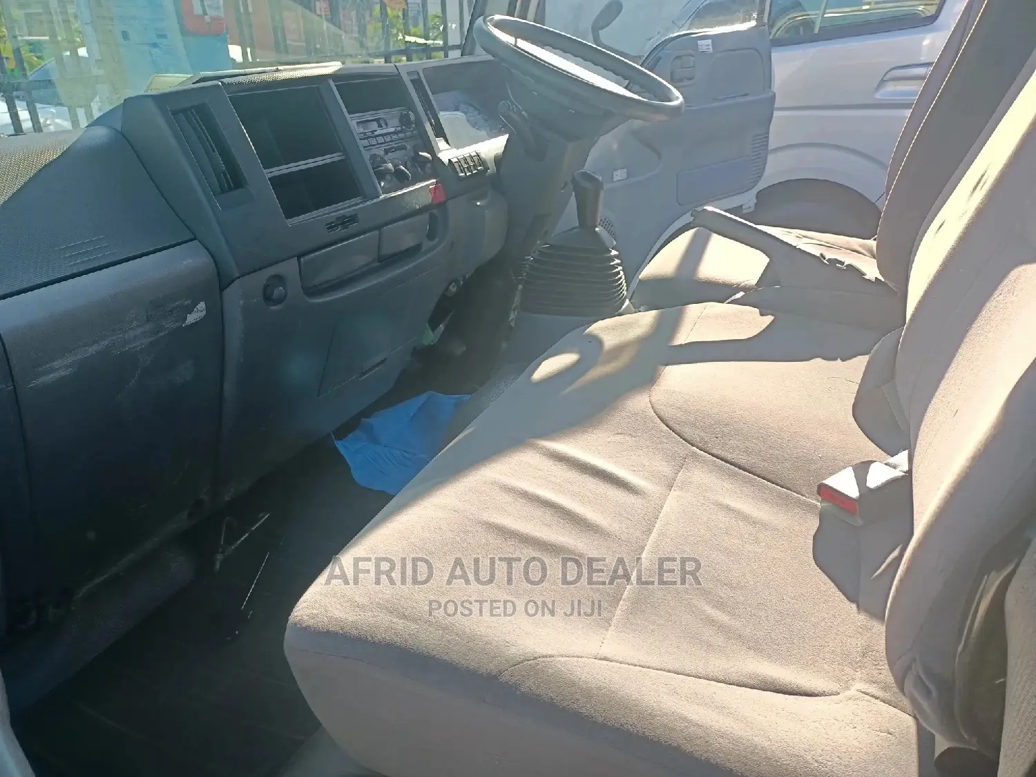 Isuzu ELF Truck 2017 White