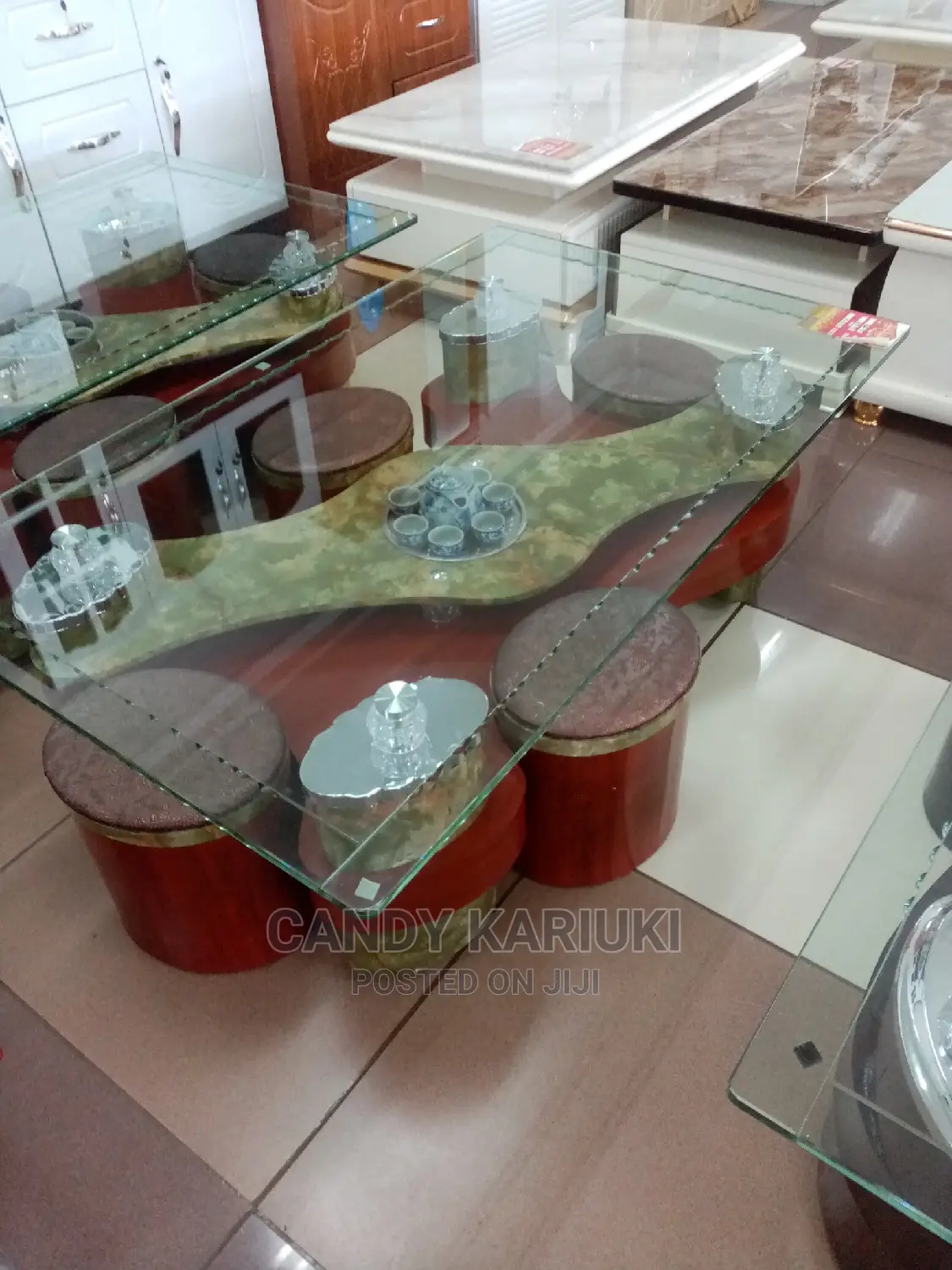 Coffee Table With 4 Brown Puffs