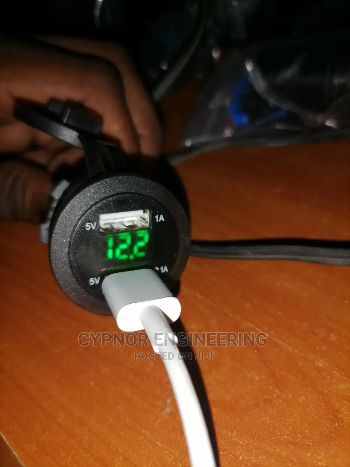 Voltage Meter With 2 Fast Chargers