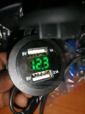 Voltage Meter With 2 Fast Chargers