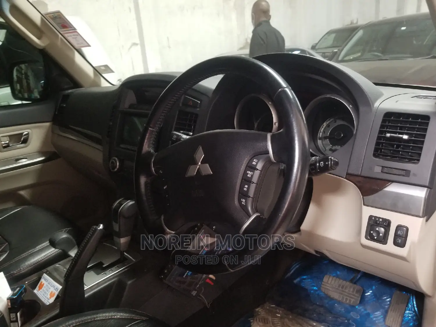 Mitsubishi Pajero 2014 Gold