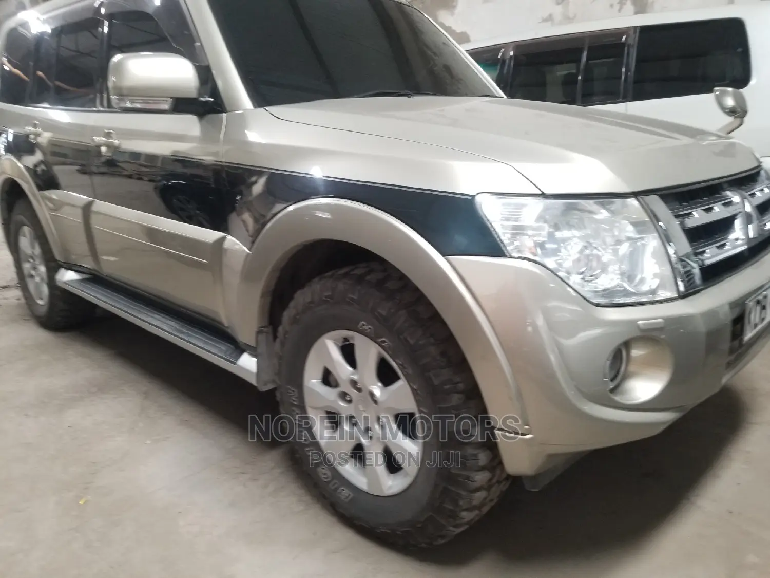 Mitsubishi Pajero 2014 Gold