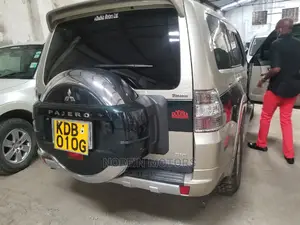 Mitsubishi Pajero 2014 Gold