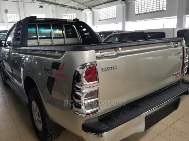 Toyota Hilux 2014 Silver - thumbnail 2