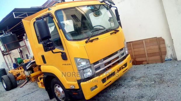 Isuzu ELF Truck 2014 Yellow