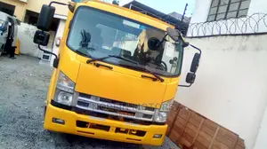 Isuzu ELF Truck 2014 Yellow
