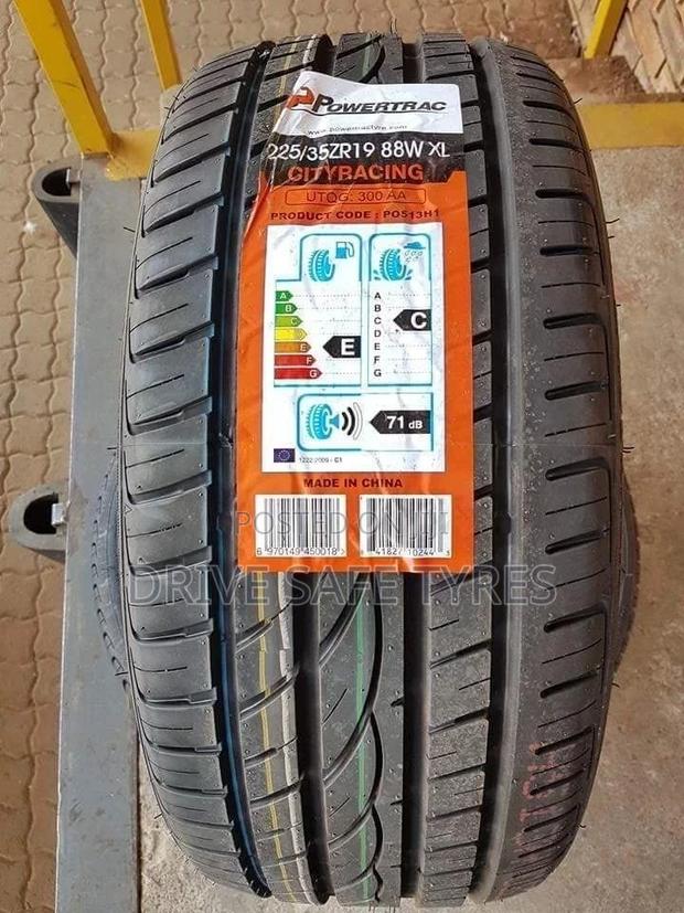 225/35 ZR19 Powertrac Tyre Made in China