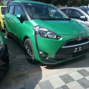 Toyota Sienta 2014 Green