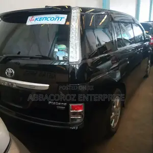 Toyota ISIS 2014 Black