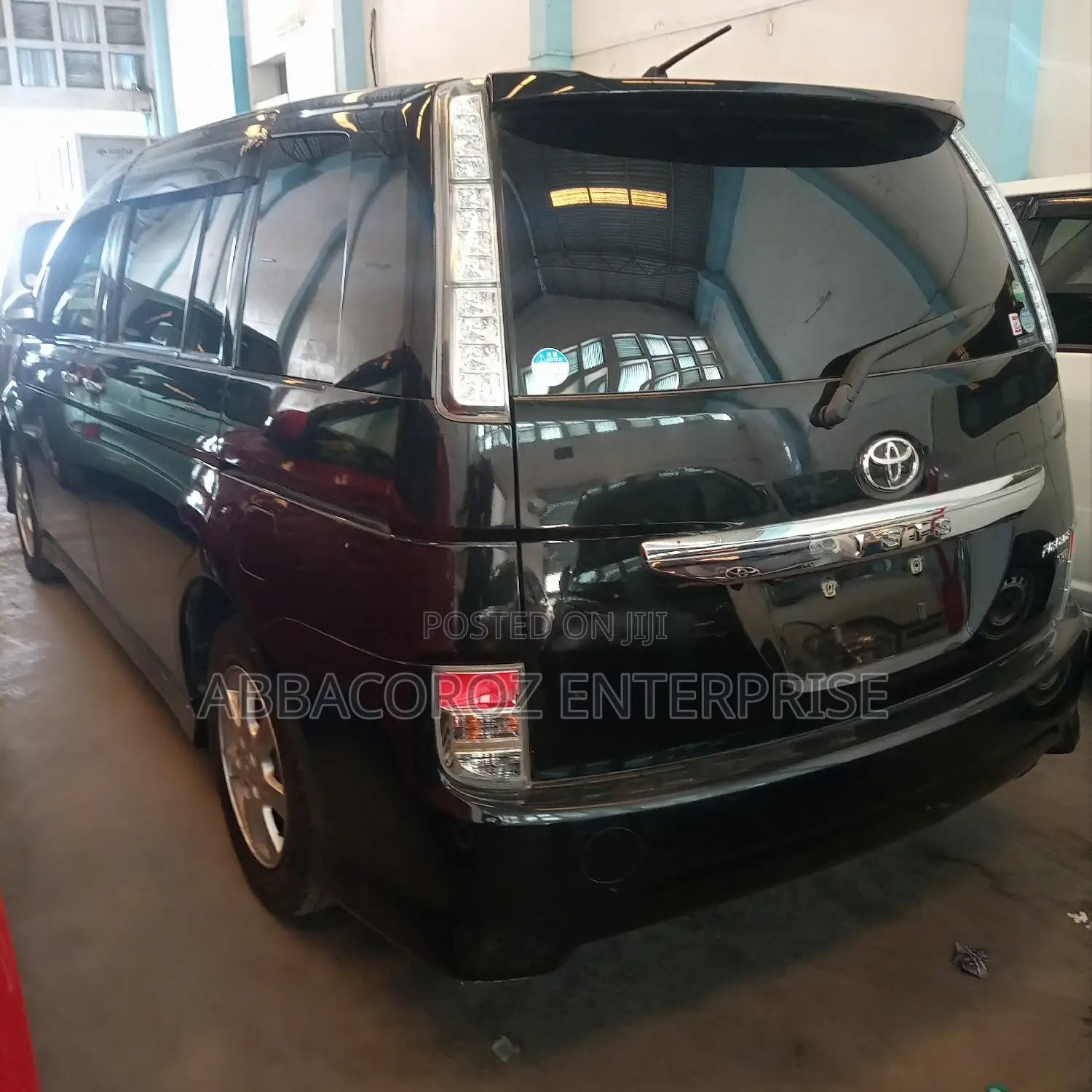 Toyota ISIS 2014 Black