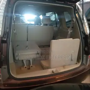 Toyota ISIS 2014 Brown