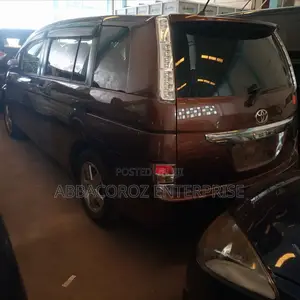 Toyota ISIS 2014 Brown