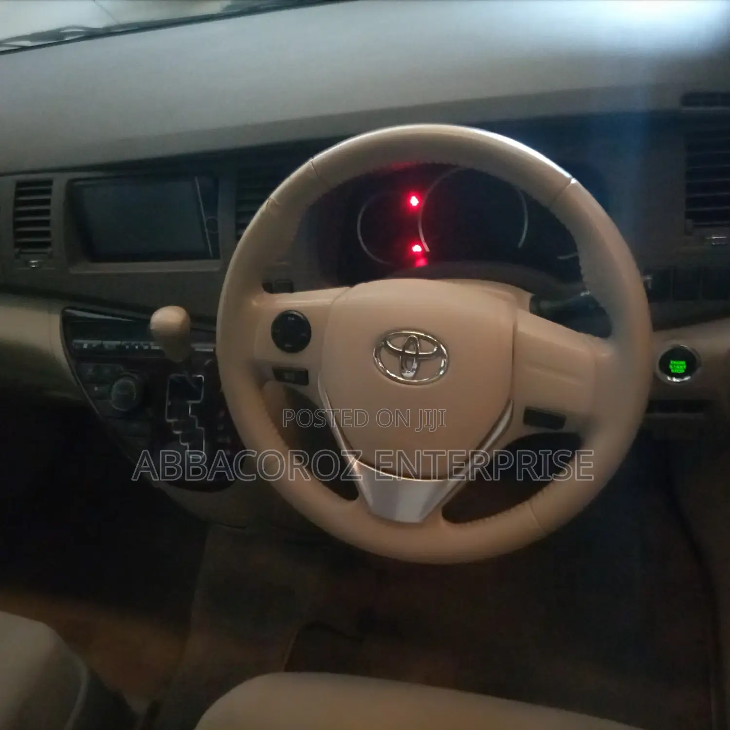 Toyota ISIS 2014 Brown
