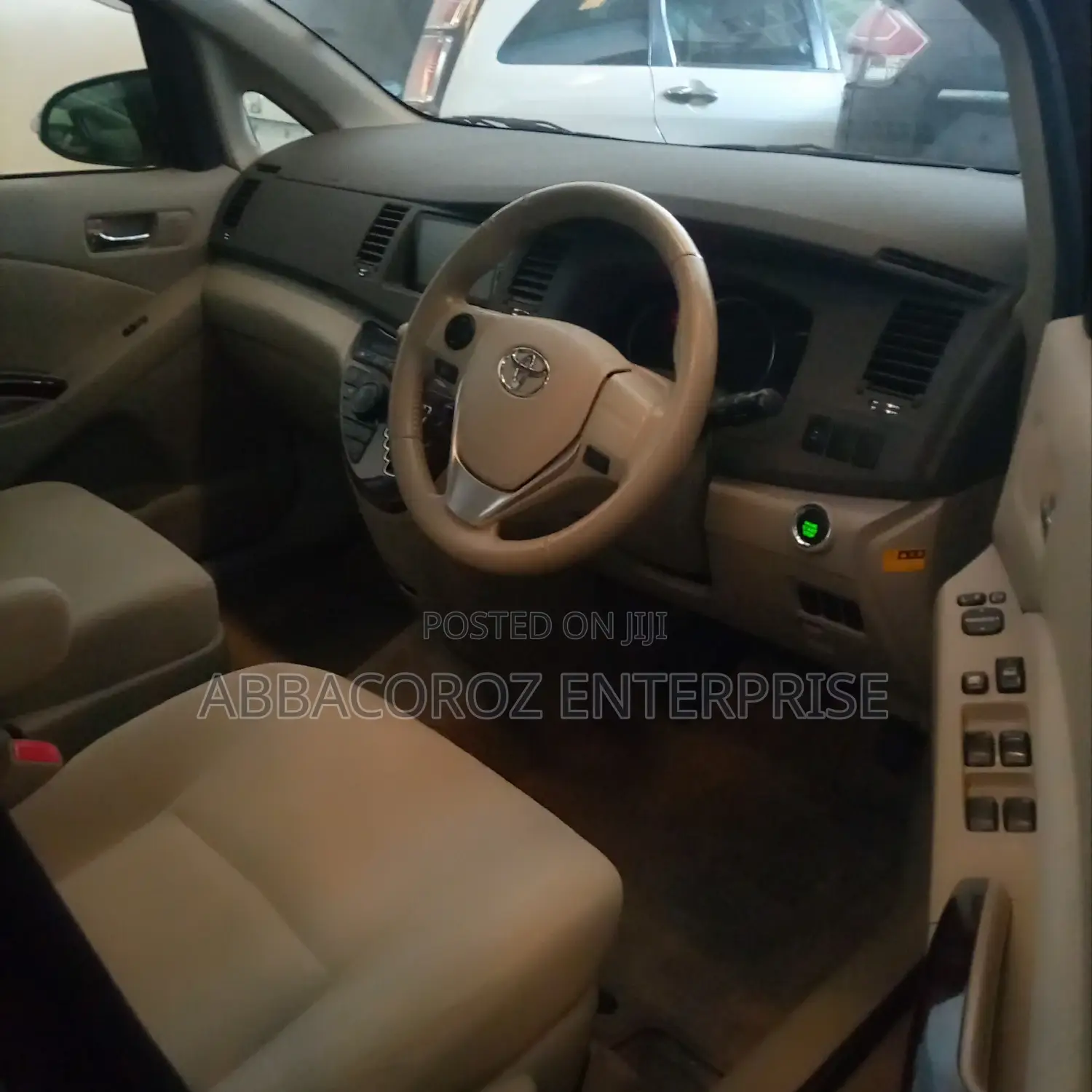Toyota ISIS 2014 Brown