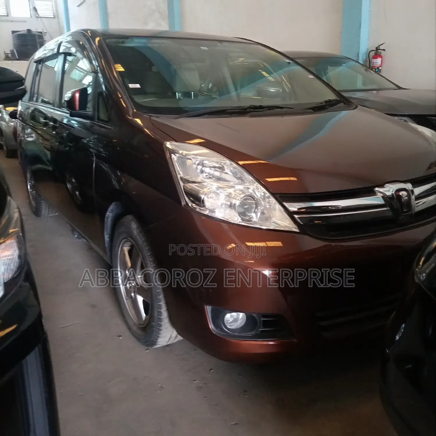 Toyota ISIS 2014 Brown