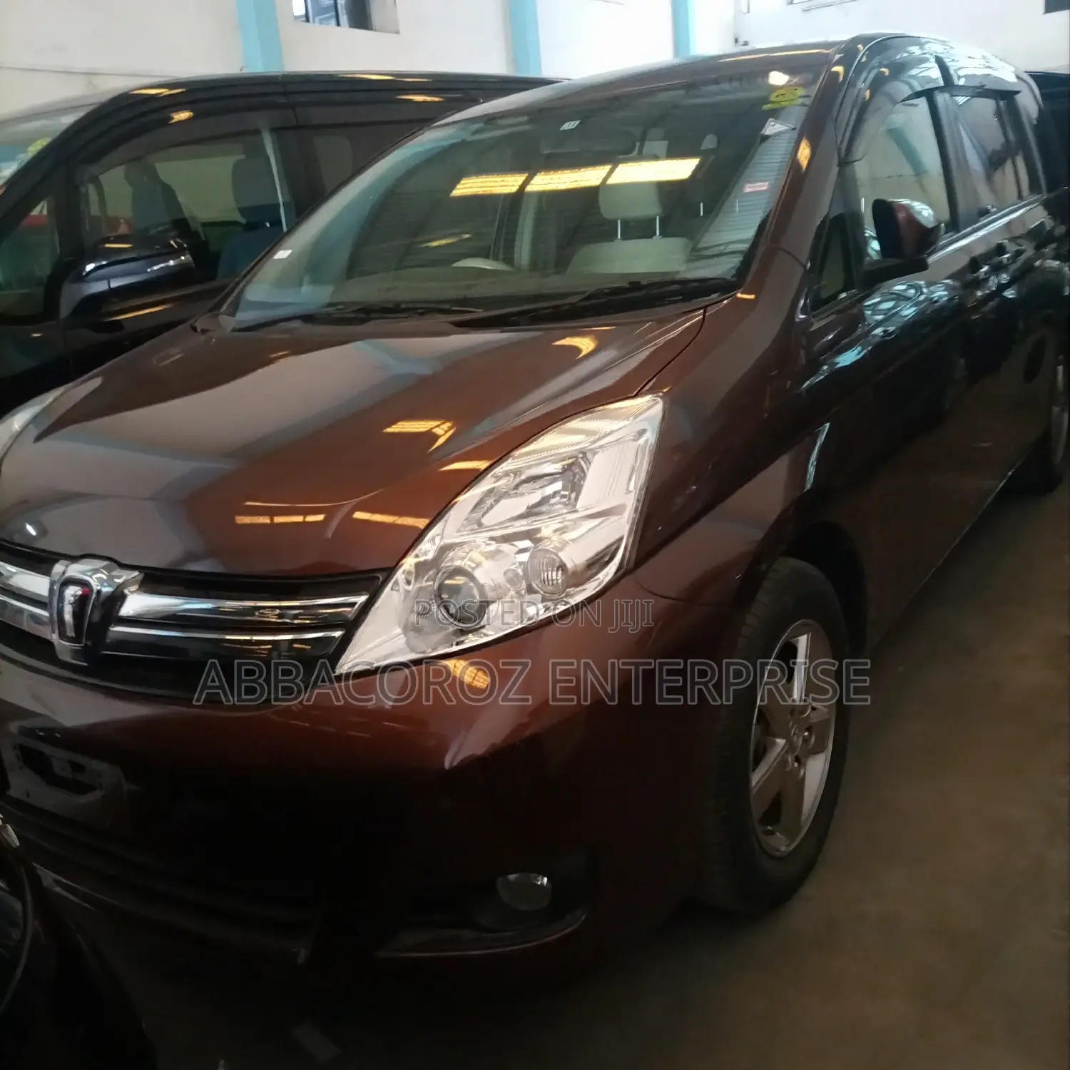 Toyota ISIS 2014 Brown