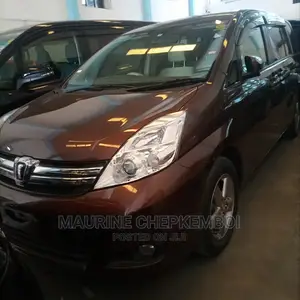 Toyota ISIS 2014 Brown