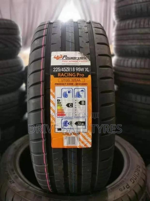 225/45 ZR18 Powertrac Tyre Made in China Nylon