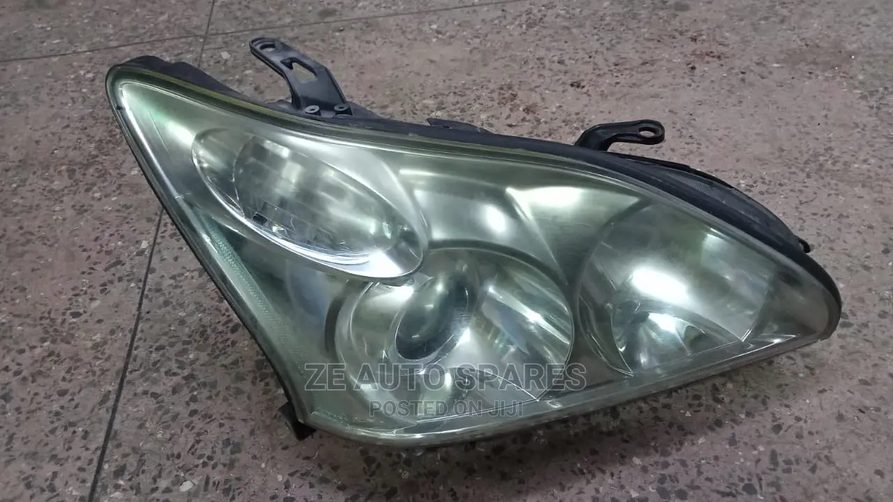 Headlight for Auris