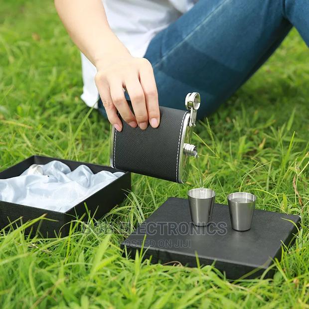 Hip Liquor Flask With 2 Shot Glasses - thumbnail 2