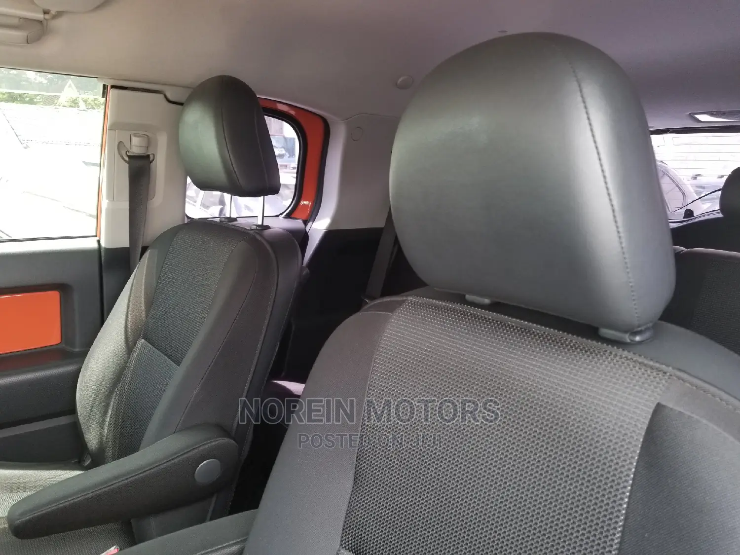 Toyota FJ Cruiser 2014 Orange