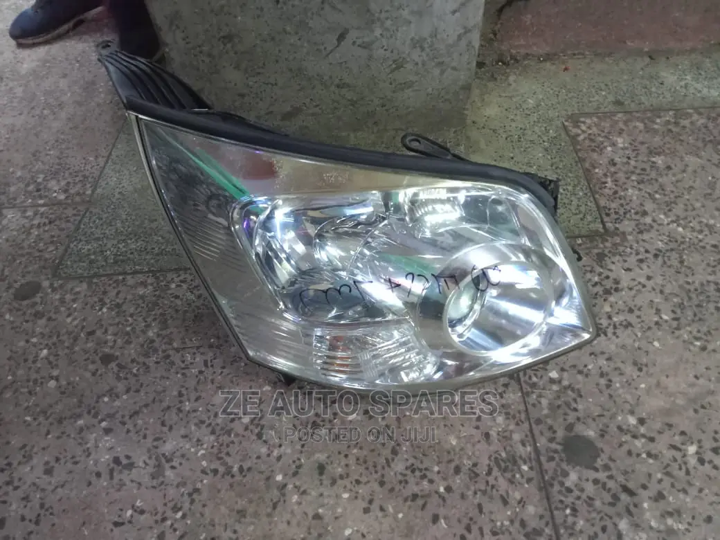 Noah 2008 Headlight Xenon