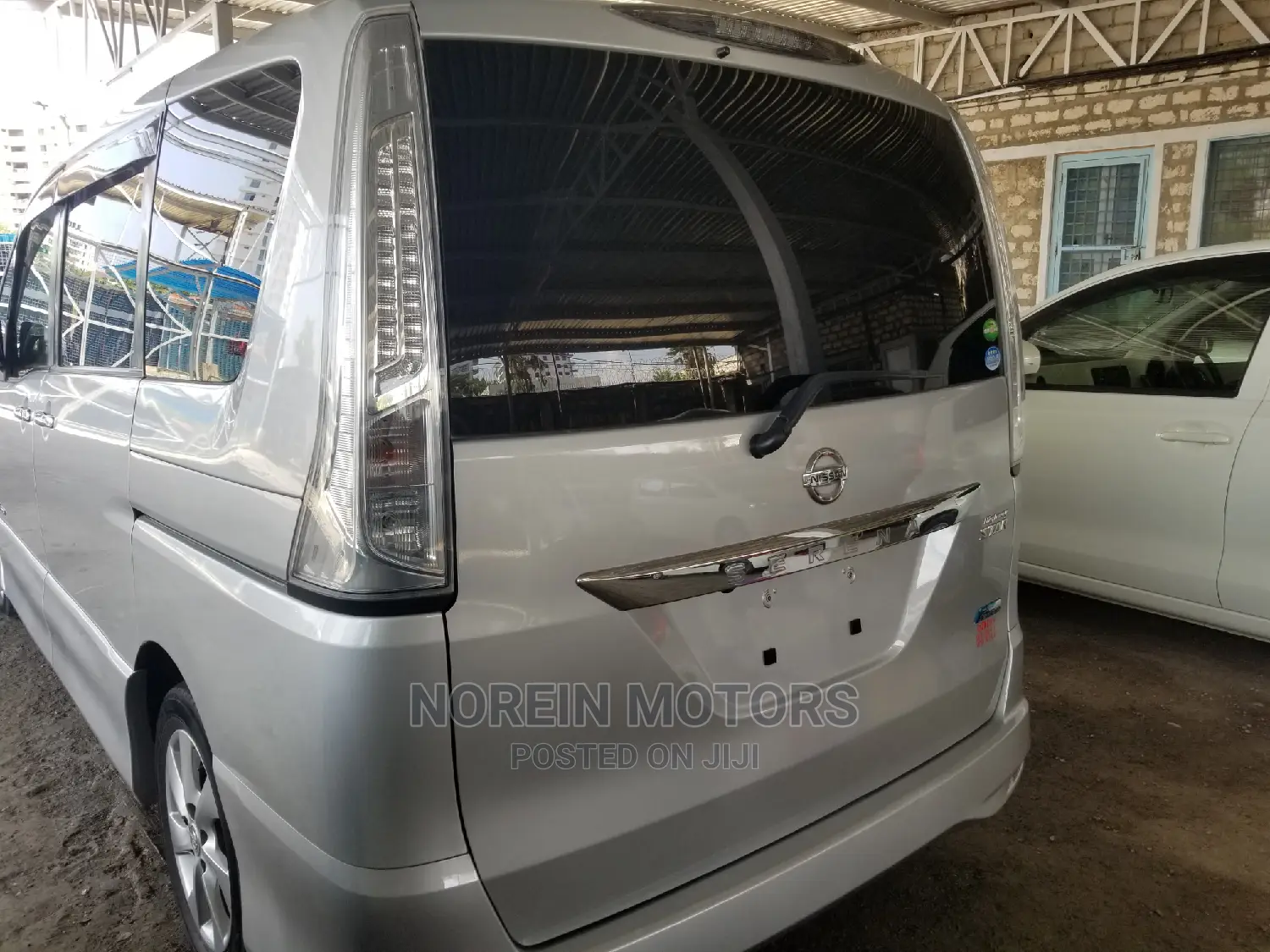 Nissan Serena 2015 Silver