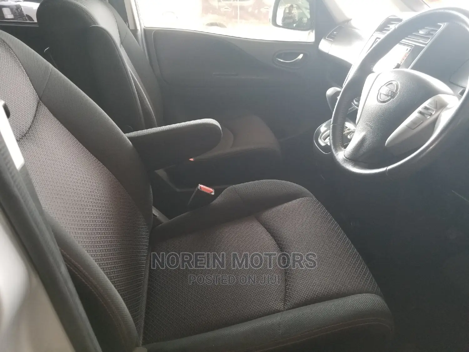 Nissan Serena 2015 Silver