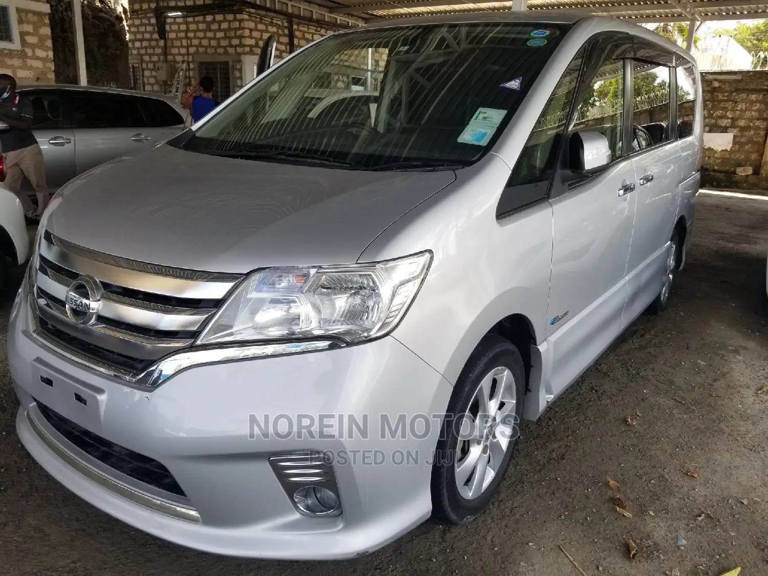 Nissan Serena 2015 Silver