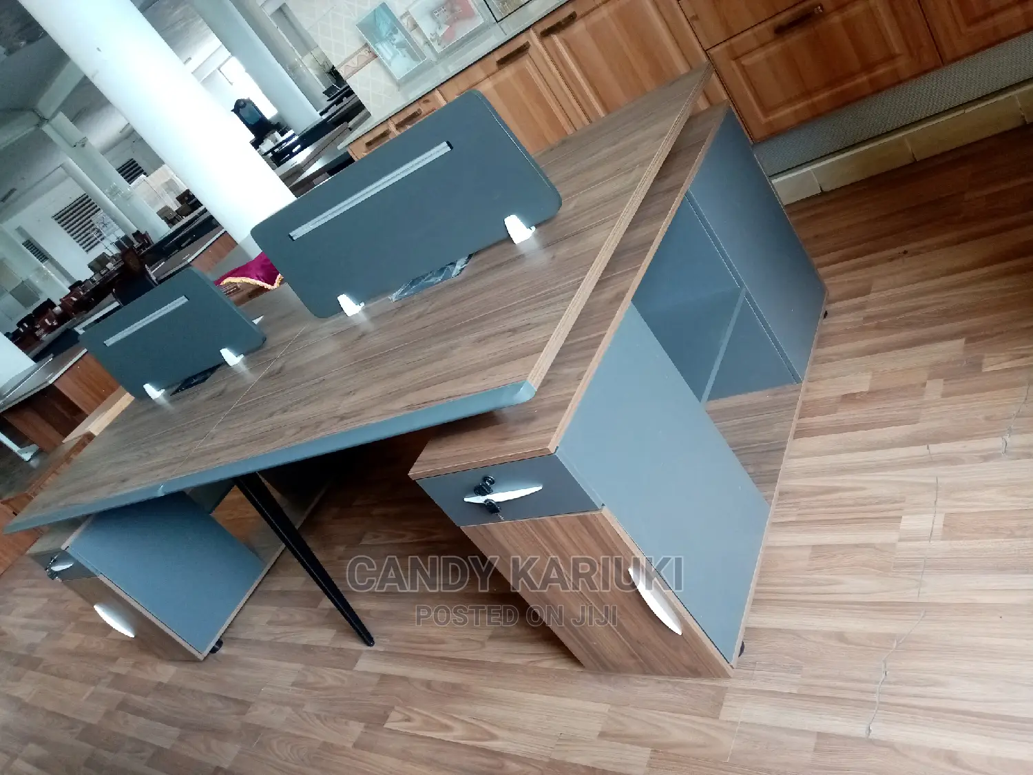 Elegant 4 Way Workstation