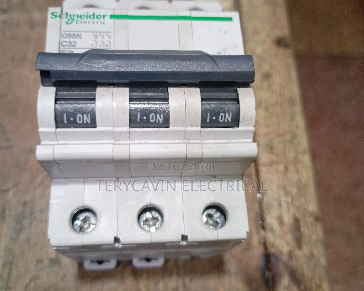 Three Face Tripole C32