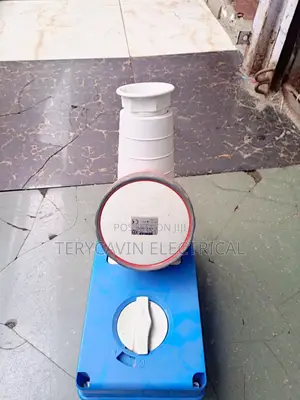 Industrial Socket With Enclosure